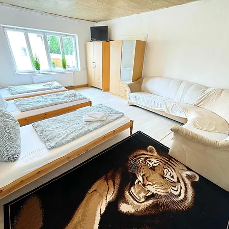 I 17 Personen - Monteurzimmer - Ferienwohnung, Grosskoellnbach Apartment
